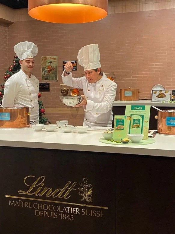 Er ist der Mann hinter der Dubai-Schokolade von Lindt &amp; Sprüngli: Stefan Bruderer (rechts), Produktentwickler und Maître Chocolatier.