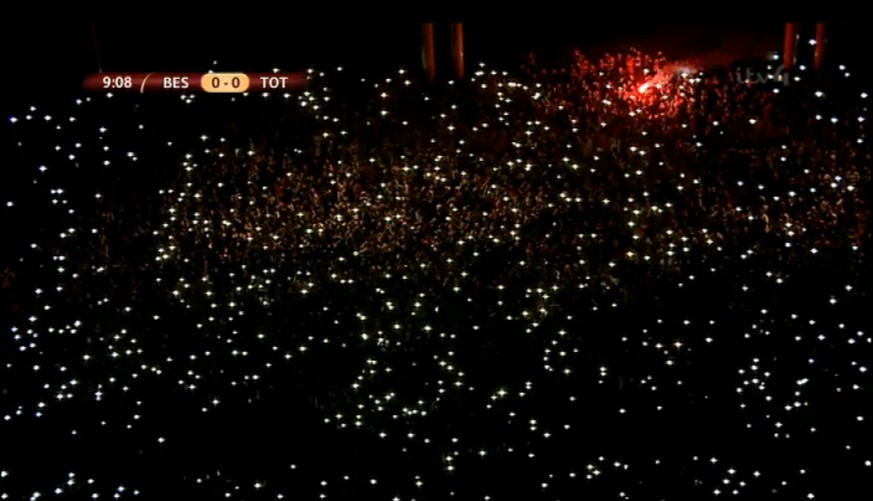 Beim Spiel Besiktas Istanbul gegen Tottenham gehen plötzlich die Lichter aus.