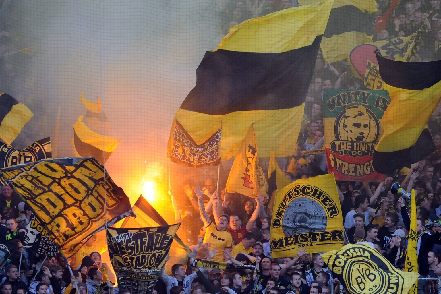 Bildnummer: 10423575 Datum: 21.04.2012 Copyright: imago/osnapix Dortmund, Deutschland 21. April 2012: 1. Bundesliga 11/12 - Borussia Dortmund. Feuer / Rauch / Bengalo / Bengalos / zuenden Feuerwerk / ...