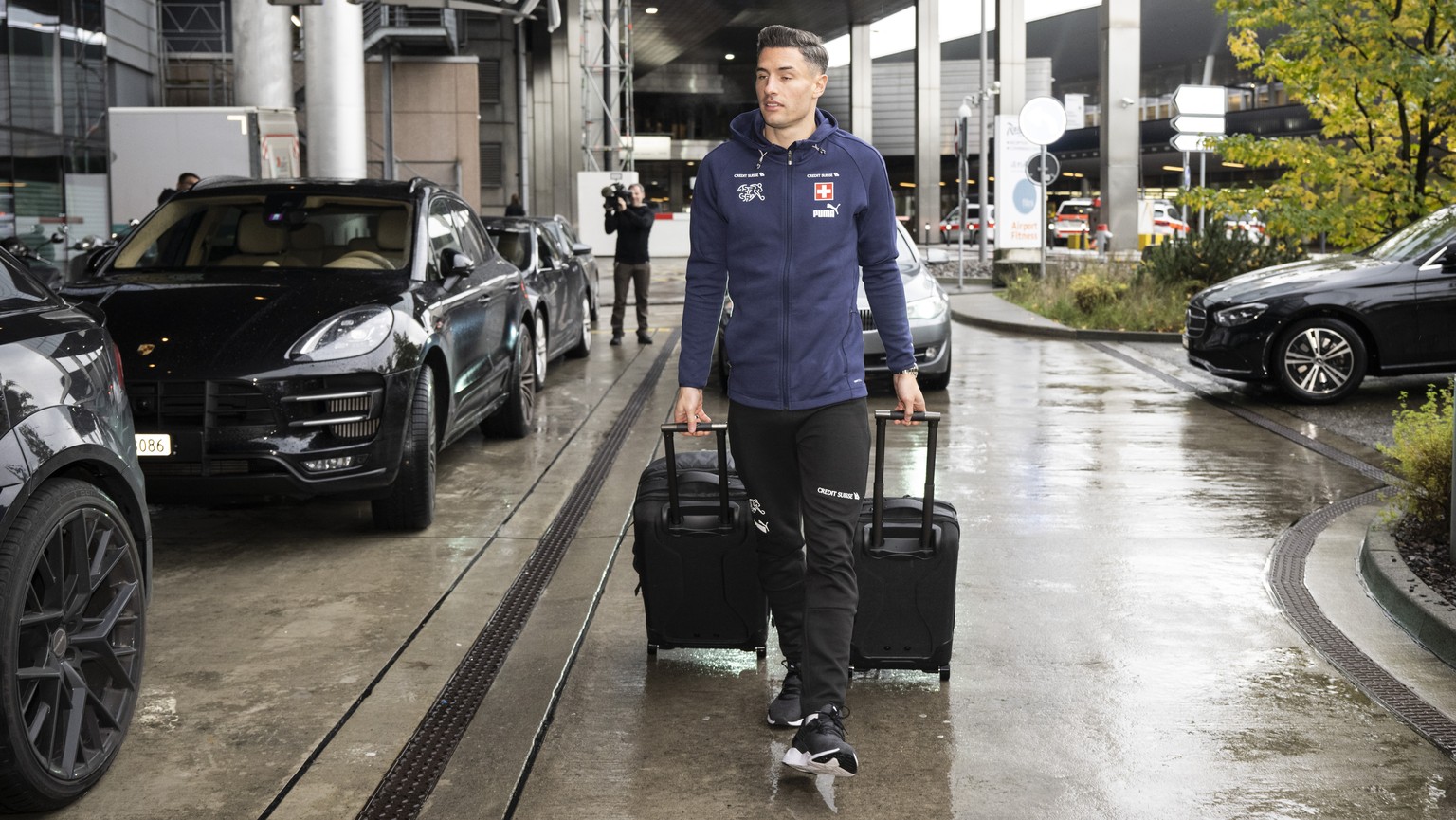 Fabian Schaer kurz vor dem Abflug mit der Schweizer Nationalmannschaft an die FIFA Fussball-Weltmeisterschaft Katar 2022, aufgenommen am Montag, 14. November 2022 am Flughafen in Zuerich. (KEYSTONE/En ...