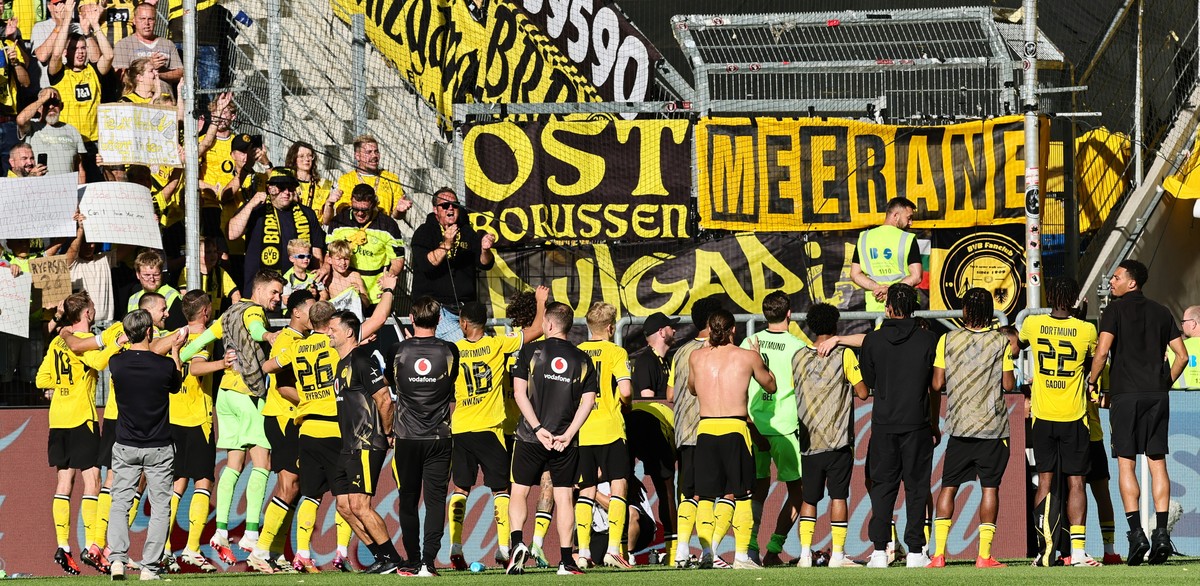 epa13214428 Players of Dortmund celebrate with their fans after winning the German Bundesliga soccer match between TSG 1899 Hoffenheim and Borussia Dortmund in Sinsheim, Germany, 05 September 2026. EP ...