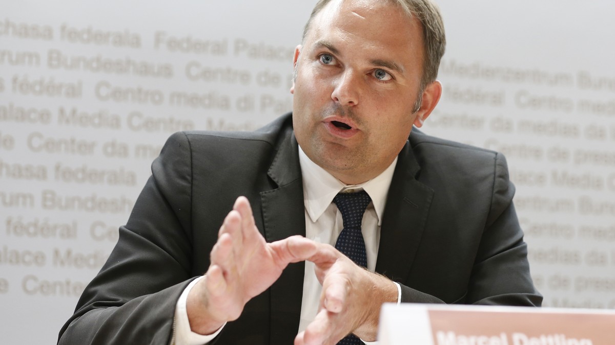 Marcel Dettling, Landwirt und NationalratSVP-SZ, spricht bei einer Medienkonferenz des ueberparteilichen baeuerlichen Komitees "2x Nein zu den Agrar-Initiativen", am Montag, 20. August 201 ...