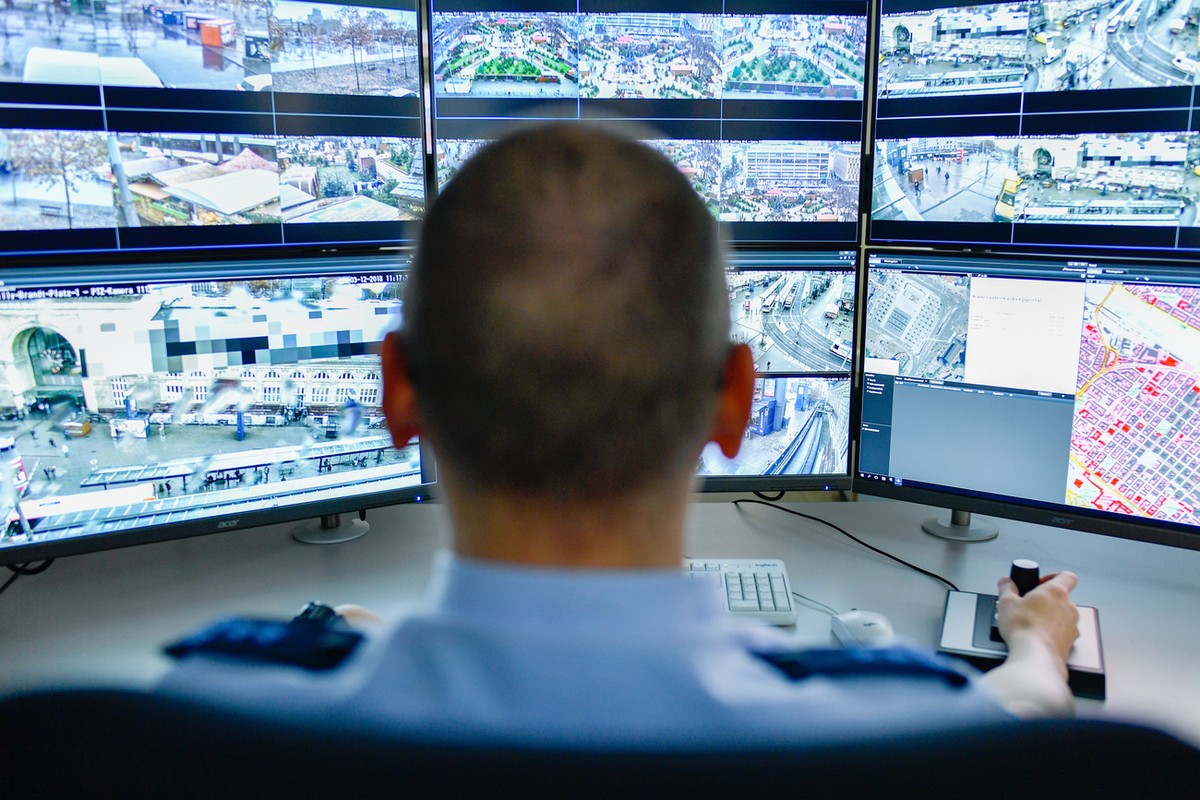 03.12.2018, Baden-Württemberg, Mannheim: Ein Polizist sitzt im Polizeipräsidium an einem Arbeitsplatz der sogenannten intelligenten Videoüberwachung. Die Stadt Mannheim startet mit einer Videoüberwach ...