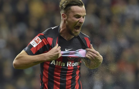Seferovic ärgert sich über seine vergebene Chance.&nbsp;