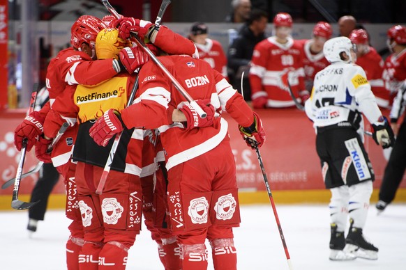 Les joueurs lausannois, de gauche a droite, le defenseur lausannois Joel Genazzi, le top scorer PostFinance lausannois Christoph Bertschy, l&#039;attaquant lausannois Tim Bozon celebrent le but du 3 a ...