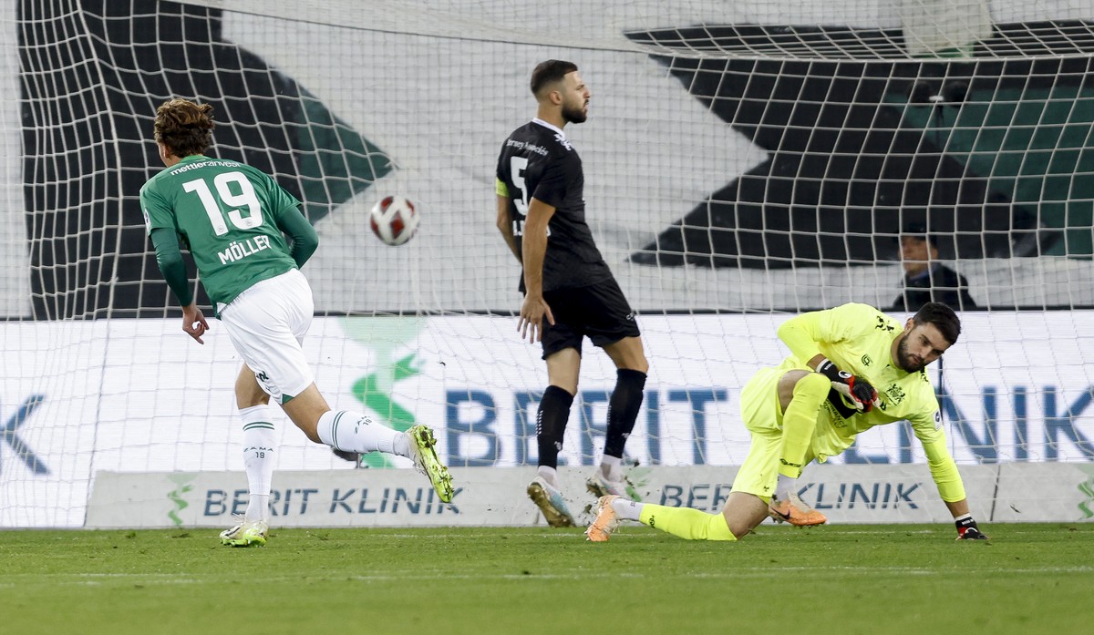 St. Gallens Nikolaj Moeller trifft zum 1:0 gegen Lausannes Torwart Dany Da Silva waehrend dem Meisterschaftsspiel der Super League zwischen dem FC St. Gallen und dem FC Stade Lausanne Ouchy am Samstag ...