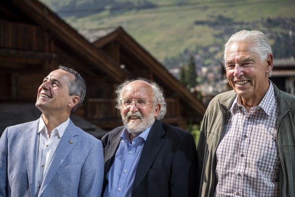 Ignazio Cassis Conseiller federal, Michel Mayor, Prix Nobel de physique et Peter Brabeck-Letmathe, president de GESDA, de gauche a droite, discutent lors de la signature d&#039;un accord entre Geneva  ...