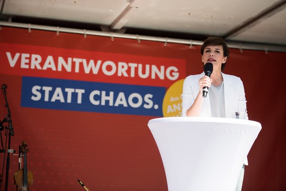 epa07598922 Leader of Austrian Social Democratic Party (SPOe) Pamela Rendi-Wagner delivers a speech during the SPOe final election campaign event in Vienna, Austria, 25 May 2019. The European Parliame ...