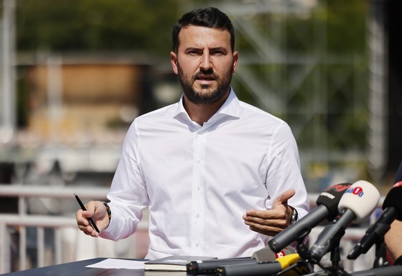 Perparim Avdili, Gemeinderat FDP Stadt Zuerich, spricht mit Medien, nach dem dem Alba-Festival vom kommenden Wochenende in Zuerich die Bewilligung wieder entzogen wurde, am Freitag, 3. September 2021, ...