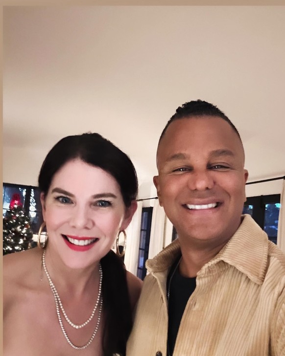 Yanic Truesdale und Lauren Graham

https://www.instagram.com/p/DD7D8vUO-R6/?utm_source=ig_web_copy_link