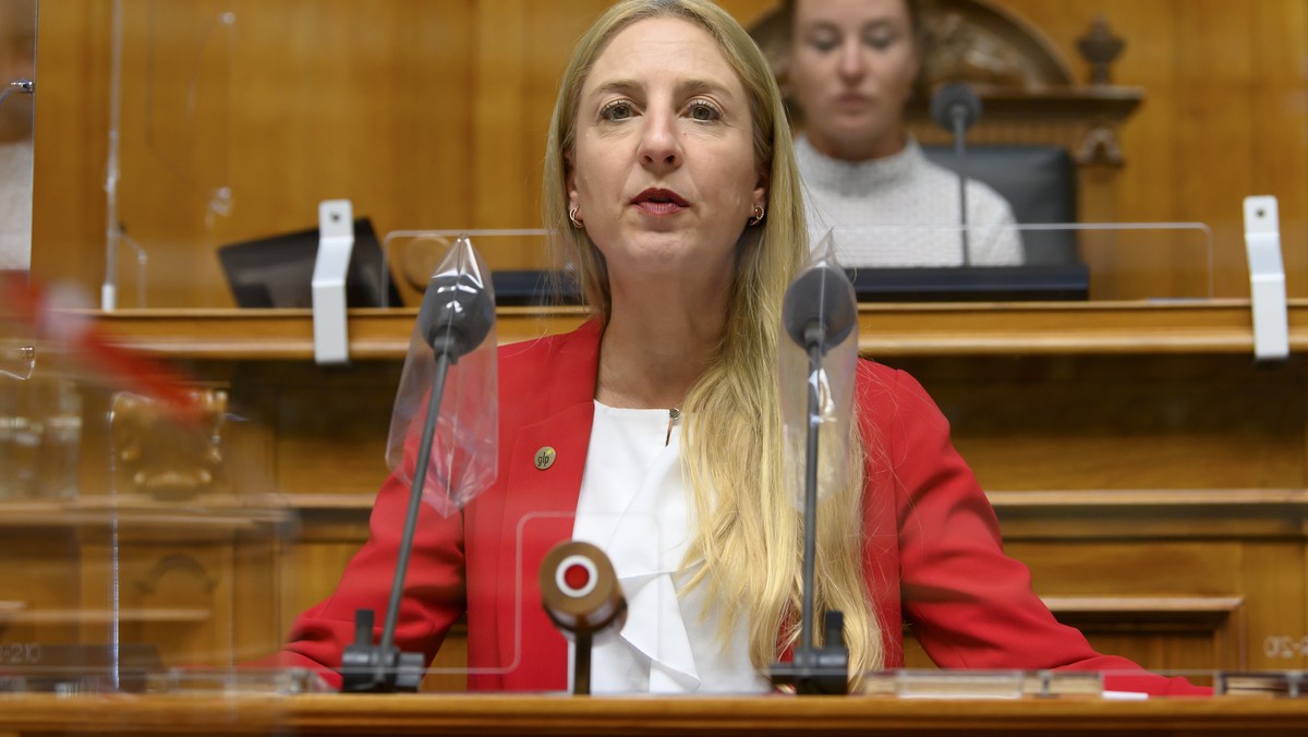 Katja Christ, GLP-BS, spricht vor Nationalratsvizepraesidentin Irene Kaelin, GP-AG,, waehrend der Herbstsession der Eidgenoessischen Raete, am Donnerstag, 30. September 2021 im Nationalrat in Bern. (K ...