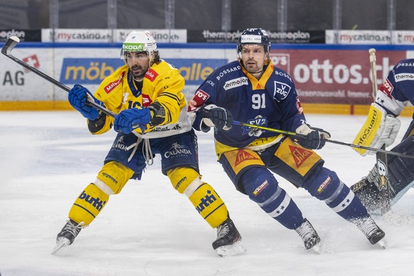 Anton Lander, rechts, von Zug im Spiel gegen Andreas Ambuehl, links, von Davos beim Eishockey Qualifikationsspiel der National League zwischen dem EV Zug und dem HC Davos am Freitag, 4. Maerz 2022 in  ...