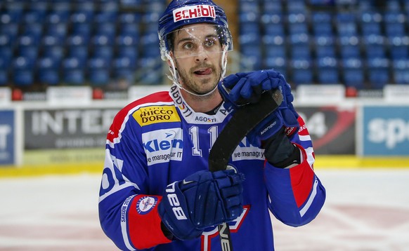 EHC Kloten Stuermer Luca Cunti nach dem Eishockey-Meisterschaftsspiel der National League A zwischen dem EHC Kloten und Lausanne HC am Freitag, 13. Januar 2017, in der SWISS Arena in Kloten. (KEYSTONE ...