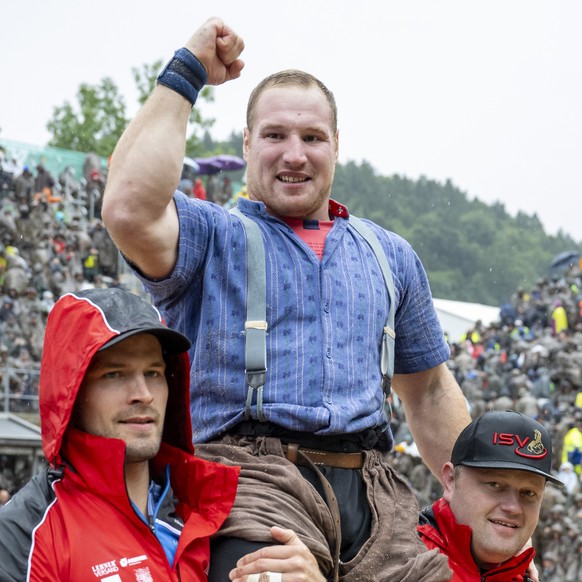 Joel Wicki feiert seinen Sieg im Schlussgang gegen Matthias Aeschbacher beim traditionellen Bruenigschwinget am Sonntag, 26, Juli 2025 auf dem Bruenigpass. (KEYSTONE/Urs Flueeler)