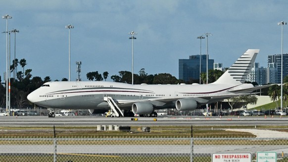 Stein des Anstosses: Die von Katar geschenkte Boeing 747 wartet auf dem Flugplatz von Palm Beach in Florida auf ihren Umbau.
