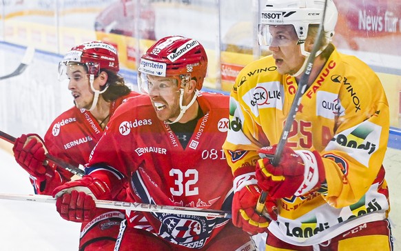 Rapperswils Steve Moses und Kevin Clark gegen Biels Toni Rajala, von links, im Eishockeyspiel der National League zwischen den Rapperswil-Jona Lakers und dem EHC Biel, am Dienstag, 26. Januar 2021, in ...