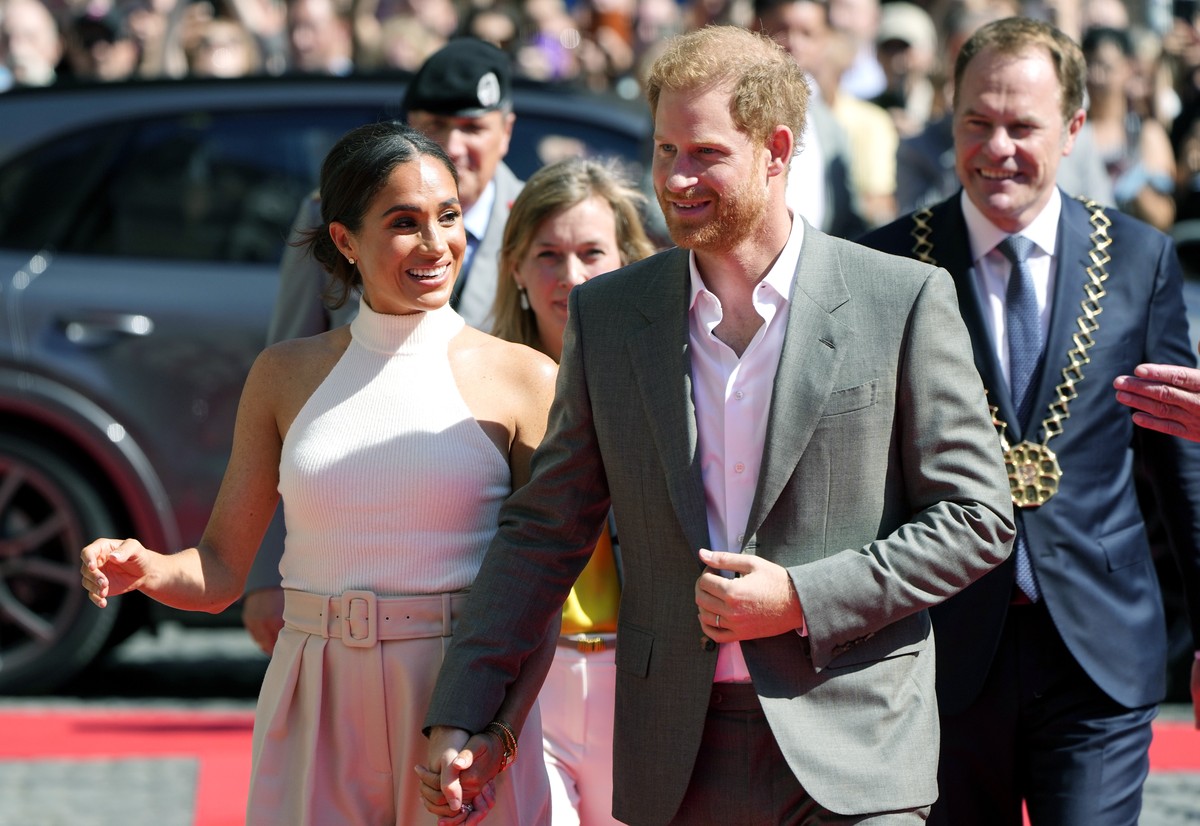 Britain's Prince Harry, 2nd right, and Meghan, Duchess of Sussex, arrive for a visit at the town hall in Duesseldorf, Germany, Tuesday, Sept. 6, 2022. Prince Harry visits the city as ambassador f ...