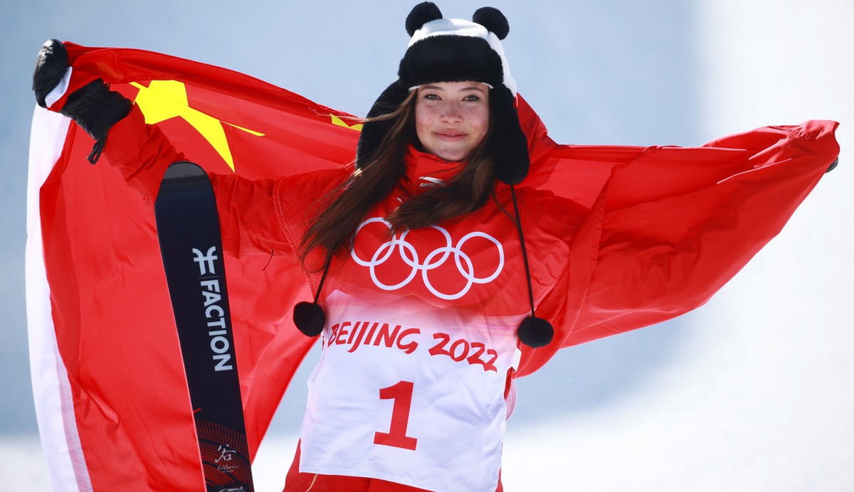 epa09767960 Gold medalist Ailing Eileen Gu of China poses for photographs during the flower ceremony at the conclusion of the Women's Freestyle Skiing Halfpipe final at the Zhangjiakou Genting Sn ...