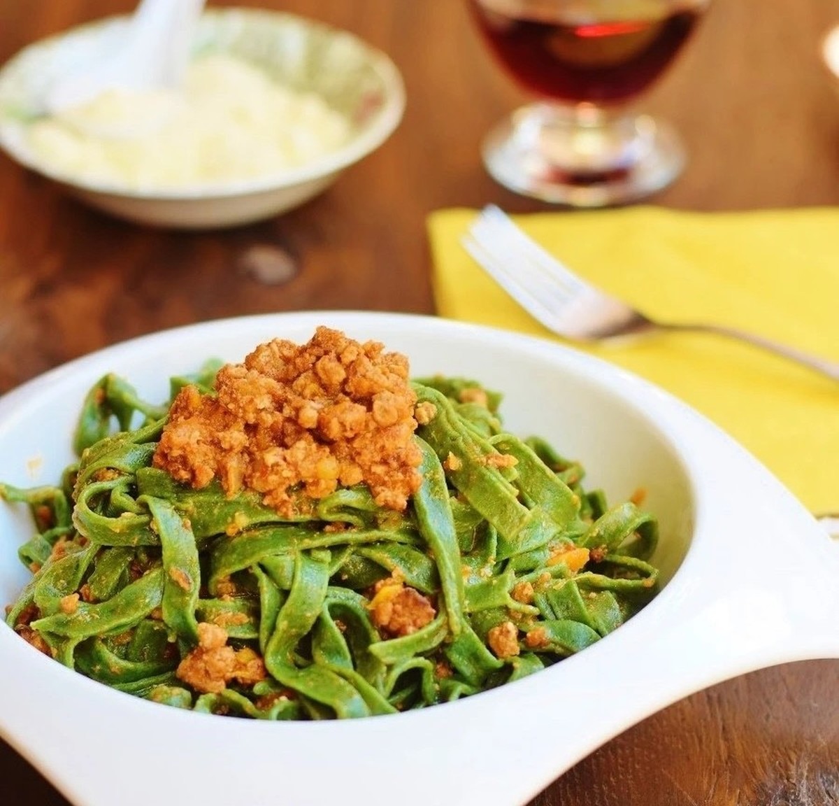 https://blog.giallozafferano.it/papricaecioccolato/tagliatelle-verdi-con-ragu-alla-bolognese/ ragu bolognese tagliatelle verdi pasta essen italien fleisch essen food