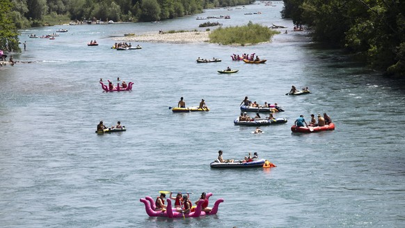 Schlauchboote fahren auf der Aare bei Rubigen, am Samstag, 18. Juni 2022. In der Schweiz sind am fruehen Samstagnachmittag verbreitet Temperaturen von ueber 30 Grad gemessen worden. Die Wetterdienste  ...