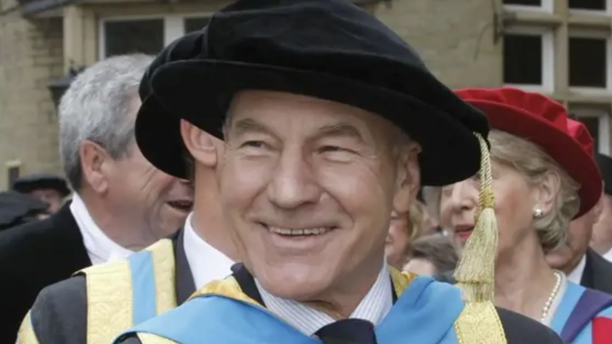 Sir Patrick Stewart in seiner Amtstracht als Kanzler der University of Huddersfield 2014