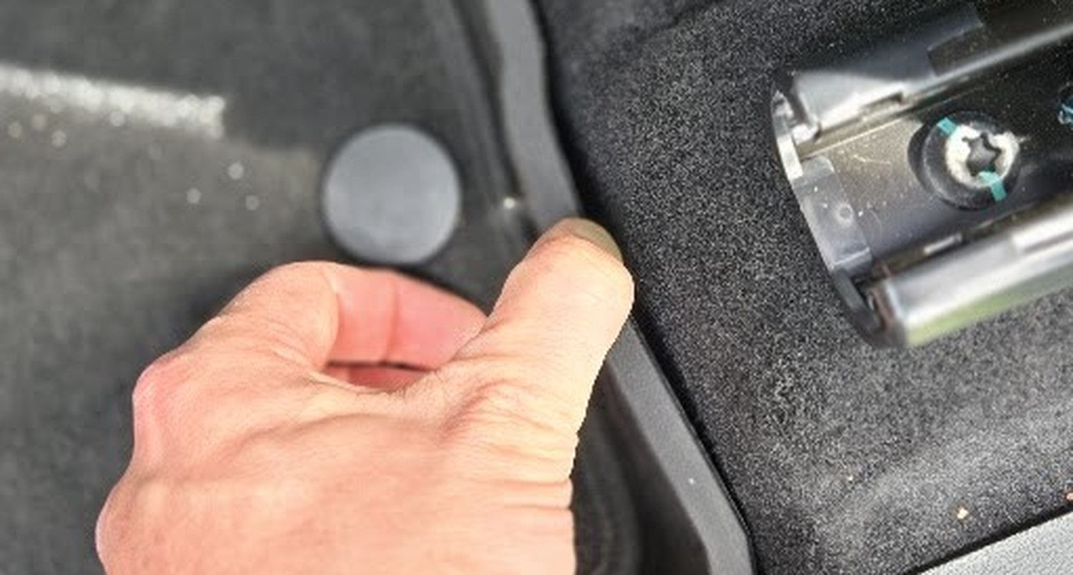 In diesem Spalt zwischen Bodenwanne und Verkleidung werden bald schon wichtige Versammlungen abgehalten. Es ist leider so.