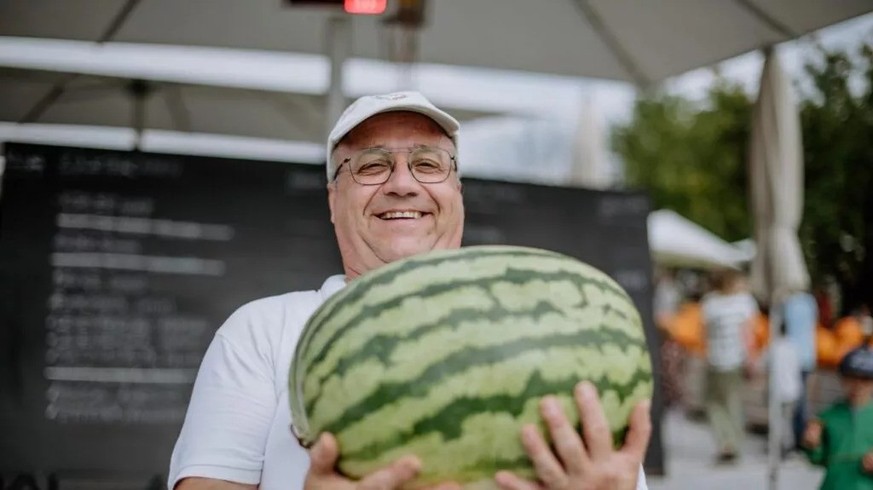 Züchter-Urgestein Jürg Wiesli präsentiert die Rekord-Melone.