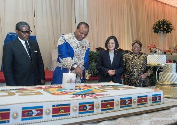 epa06680699 A handout photo made available by Taiwan's Presidential Office shows Taiwan's President Tsai Ing-wen (2-L) watching Swaziland's King Mswati III (2-R) cutting a birthday cake ...