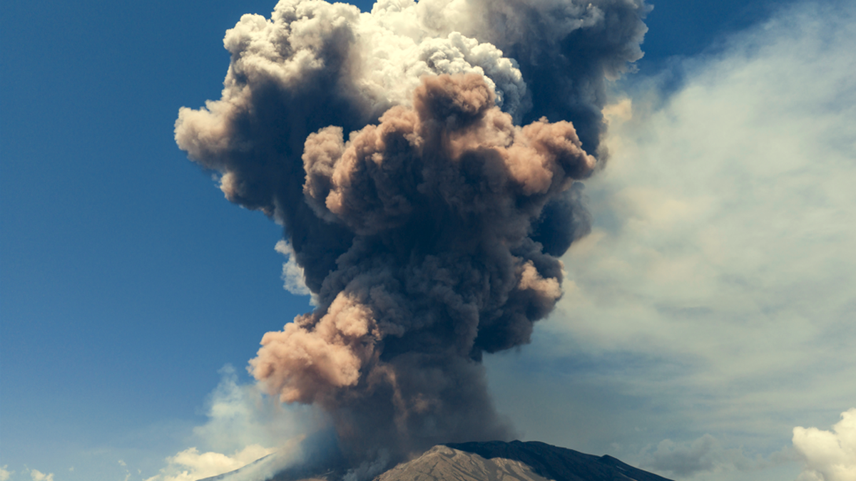 Smoke billows from Mount Etna volcano, Italy, Monday, June 2, 2025. (AP Photo/Giuseppe Distefano) Ätna