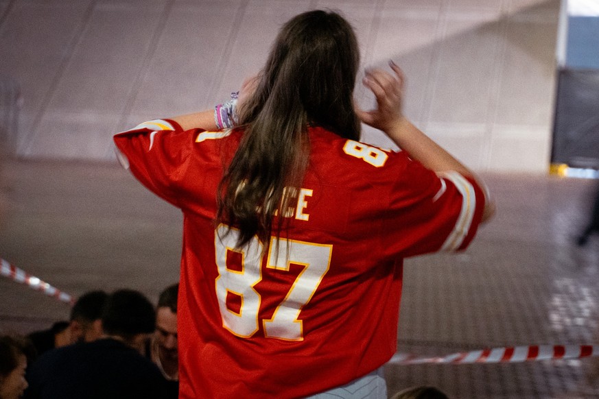 Taylor Swift Konzert: Travis Kelce Shirt vor dem Accor Stadium in Sydney, Februar 2024