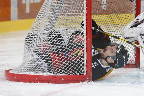 Berns Zach Boychuck rutscht ins Tor von Servettes Torhueter Robert Mayer, im fuenften Eishockey Playoff-Viertelfinalspiel der National League zwischen dem SC Bern und Geneve-Servette HC am Dienstag, 1 ...