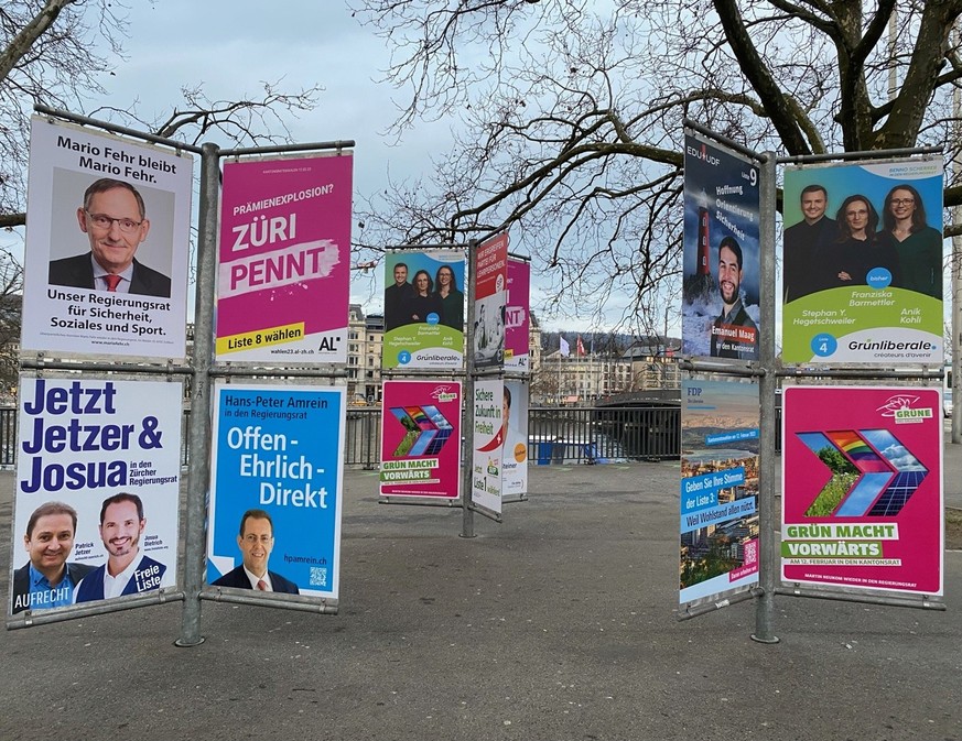 Die Plakate der verschiedenen Kandidaten und Kandidatinnen sind in der ganzen Stadt verteilt, diese hier sind auf dem Bürkliplatz aufgestellt.