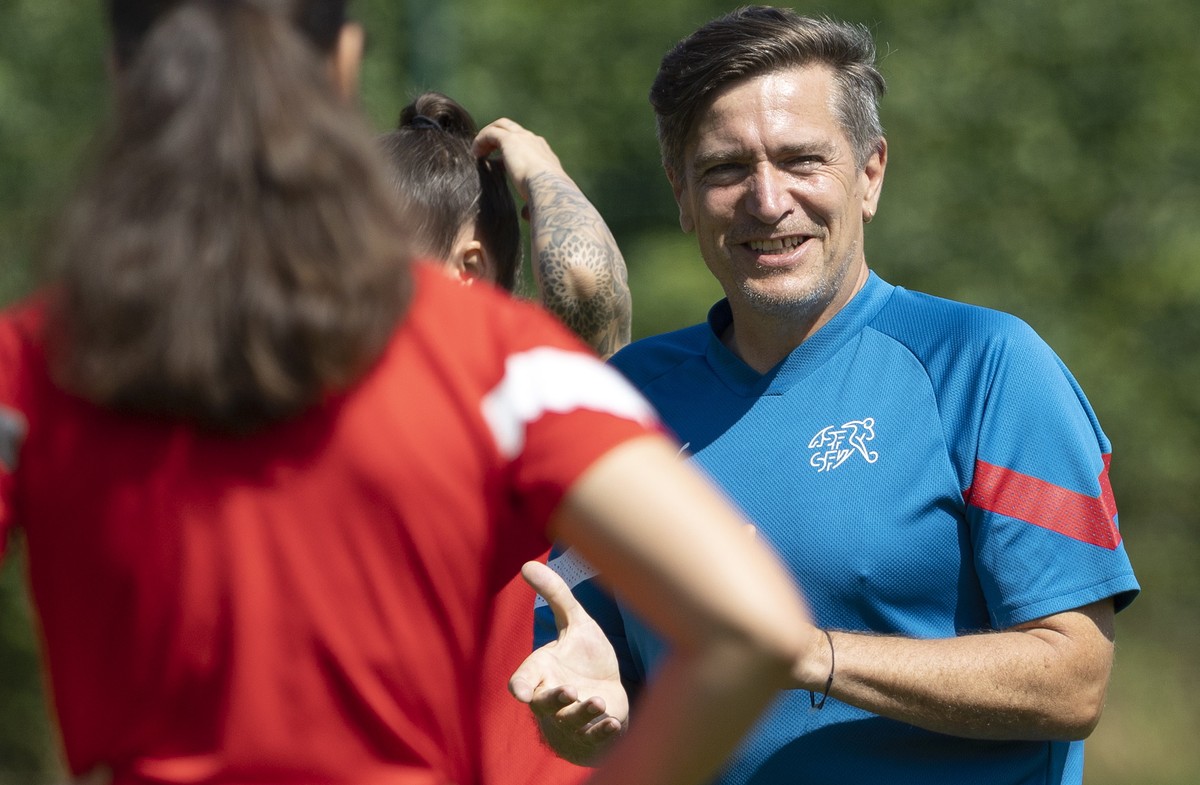 epa10074173 Switzerland's head coach Nils Nielsen (C) talks to the team's players during a training session at the Town Academy Training Ground in Huddersfield, Leeds, Britain, 16 July 2022. ...