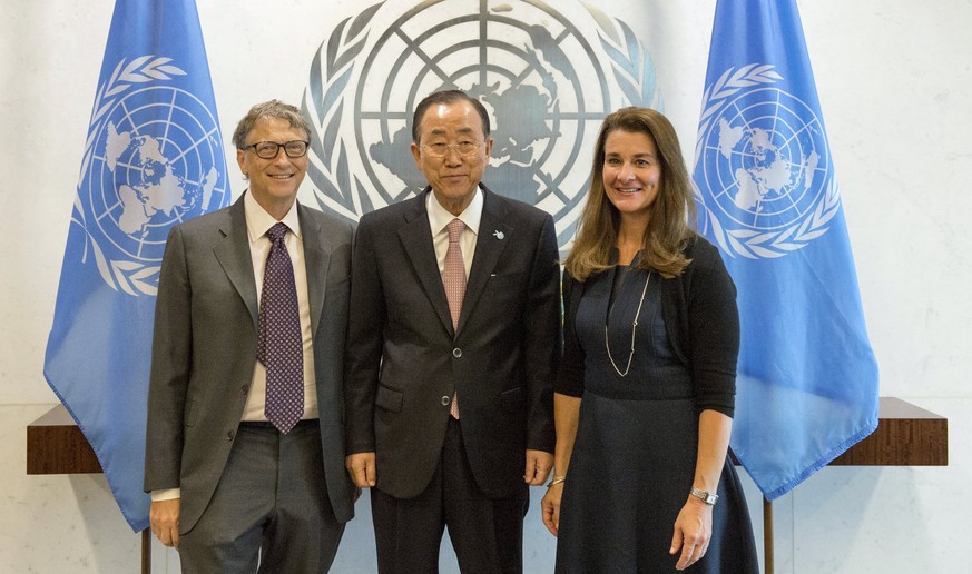 U.N. Secretary-General Ban Ki-moon (C) poses with Bill Gates and Melinda Gates (R), co-chairs of the Bill and Melinda Gates Foundation, at the U.N. headquarters in New York, September 25, 2015. REUTER ...