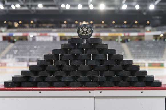 Die Pucks sind sauber aufgetuermt vor dem dritten Eishockey Playoff-Viertelfinalspiel der National League zwischen dem HC Biel und dem HC Davos, am Donnerstag, 15. Maerz 2018, in der Tissot Arena in B ...