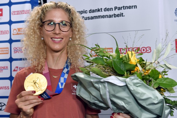 Mountainbikerin Jolanda Neff, Goldmedaillengewinnerin in Tokio bei ihrer Ankunft auf dem Flughafen Zuerich in Kloten am Donnerstag, 29. Juli 2021. (KEYSTONE/Walter Bieri)