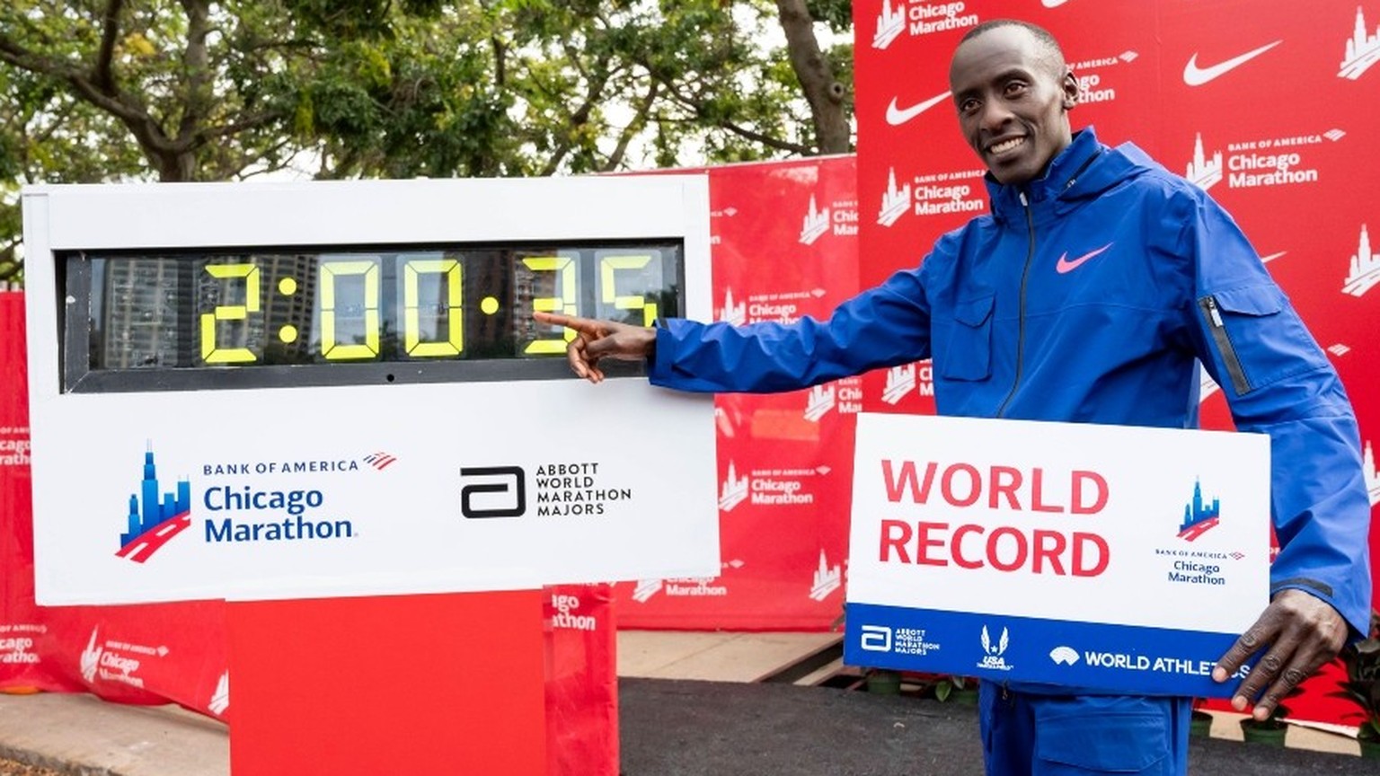 IMAGO / USA TODAY Network

Running: Chicago Marathon Oct 8, 2023; Chicago, IL, USA; Kelvin Kiptum (KEN) celebrates after finishing in a world record time of 2:00:35 to win the Chicago Marathon at Gran ...