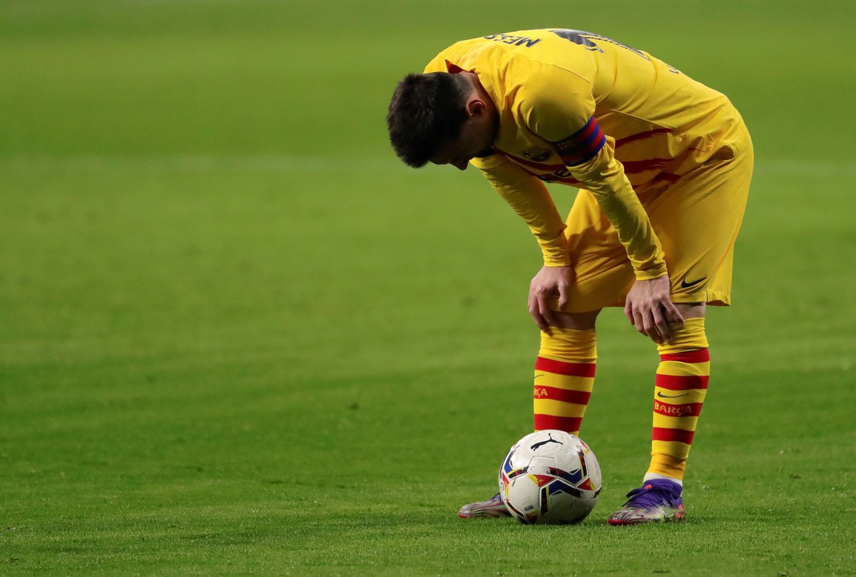 epa08834759 Barcelona's striker Leo Messi reacts during the Spanish LaLiga soccer match between Atletico de Madrid and FC Barcelona at Wanda Metropolitano stadium in Madrid, Spain, 21 November 20 ...