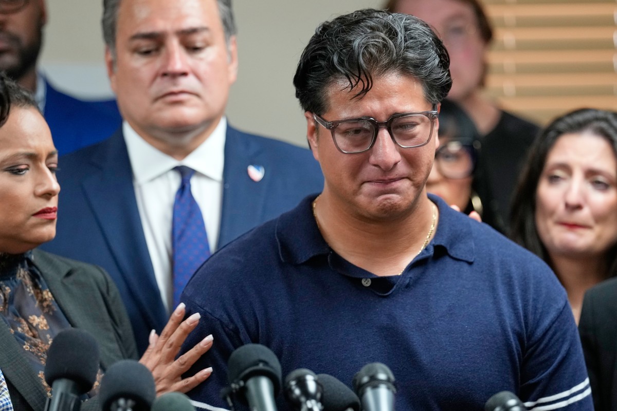 Ronaldo Salgado, son of Lorenzo Salgado Araujo, speaks during a news conference Wednesday, July 8, 2026, in Houston. (AP Photo/David J. Phillip)
APTOPIX US Immigration Enforcement Houston
