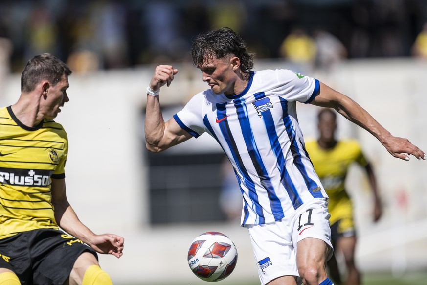Hertha&#039;s Fabian Reese, right, fights for the ball with YB&#039;s Christian Fassnacht, during the friendly soccer match between BSC Young Boys Bern and Hertha BSC Berlin, on Saturday, July 8, 2023 ...