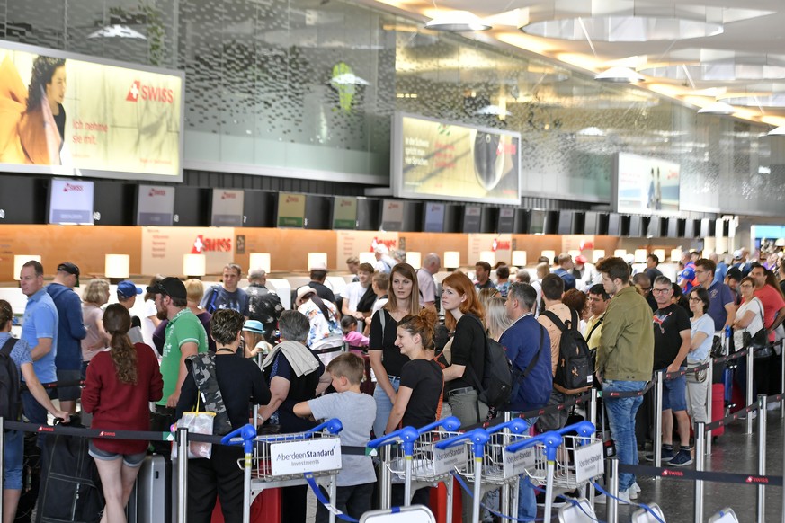 ARCHIVBILD  ZU DEN JAHRESZAHLEN DER FLUGGESELLSCHAFT SWISS AM DONNERSTAG, 19. MAERZ 2020, STELLEN WIR IHNEN FOLGENDES BILDMATERIAL ZUR VERFUEGUNG  Warteschlangen vor den Check-In Schaltern beim Feri ...