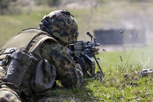 Un soldat de l&#039;armee suisse participe a un exercice de munitions reelles sur des cibles sur la place d&#039;armes aux Pradieres, lors d&#039;un exercice de l&#039;armee suisse de grande ampleur,  ...