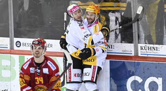 Tigers Miro Zryd, links, und Goalie Luca Boltshauser, geschlagen Ajoies Jonathan Hazen, Mitte links, und Postfinace Topscorer Philip-Michael Devos, jubeln waehrend dem Qualifikations-Spiel der Nationa ...