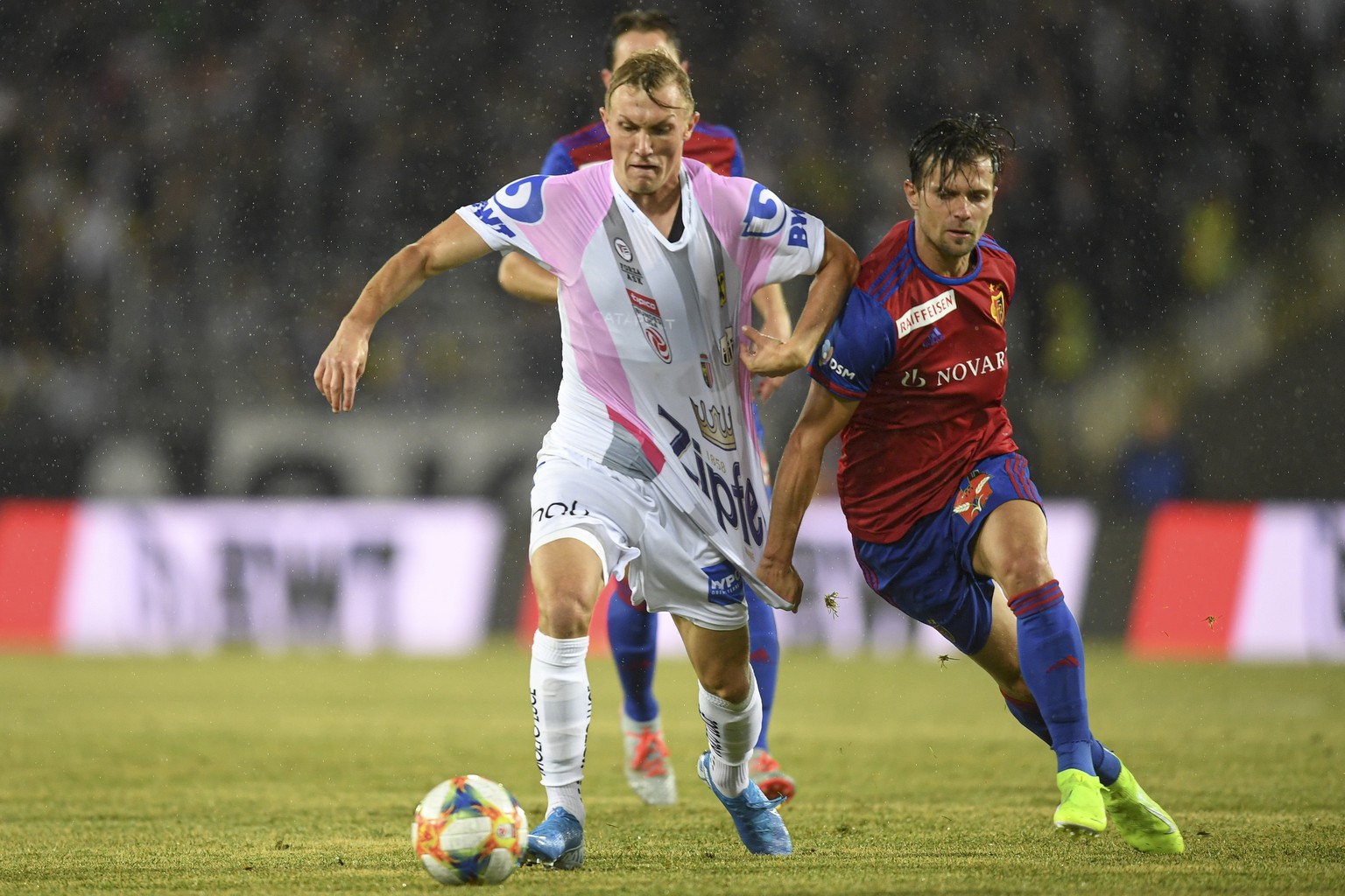 epa07772017 LASK&#039;S Thomas Goiginger (L) in action against Basel&#039;s Valentin Stocker (R) during the UEFA Champions League third qualifying round, second leg soccer match between LASK and FC Ba ...