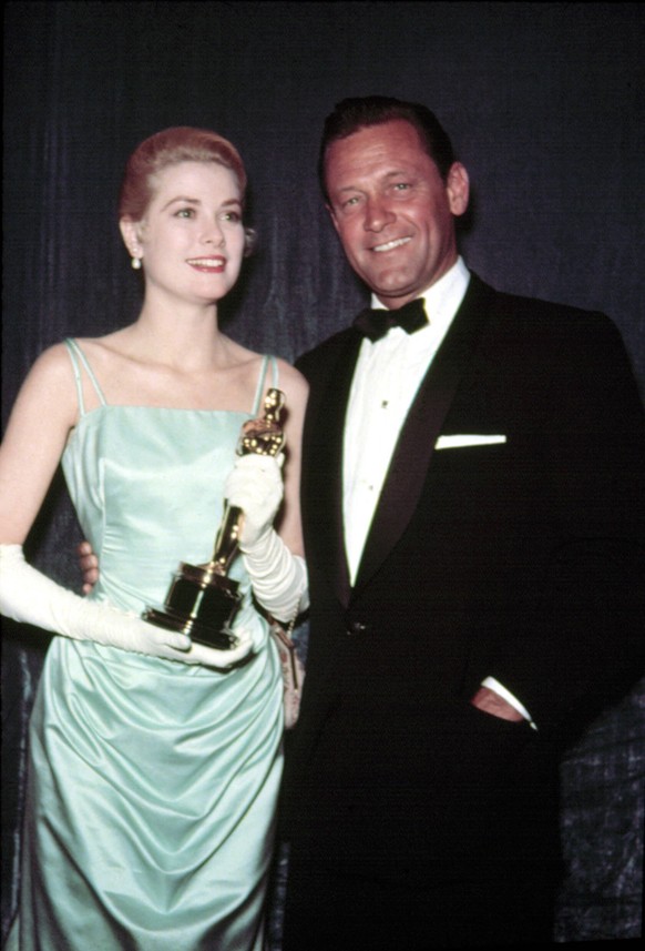 1954: Best Actress GRACE KELLY The Country Girl accepts Oscar from the previous year s Best Actor WILLIAM HOLDEN, 1955 Courtesy Everett Collection ACHTUNG AUFNAHMEDATUM GESCH�TZT PUBLICATIONxINxGERxSU ...