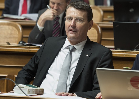 Thomas Burgherr (SVP/AG) waehrend der Beratungen zum neuen Militaergesetz am Mittwoch, 2. Dezember 2015, im Nationalratssaal in Bern. (KEYSTONE/Lukas Lehmann)