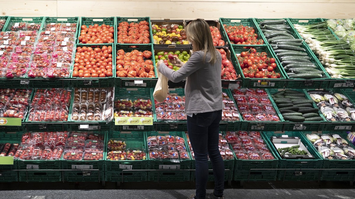 The fruit and vegetable department at the branch of retailer Coop at the shopping center Seewen Markt in Seewen, Canton of Schwyz, Switzerland, on May 15, 2018. (KEYSTONE/Gaetan Bally)

Die Gemuese- u ...