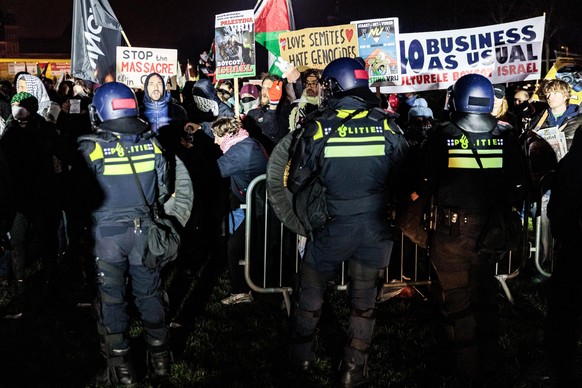 epa12592435 Police and protesters face off outside the Royal Concertgebouw concert hall during a demonstration against the appearance of Israeli cantor Shai Abramson (not pictured), in Amsterdam, the  ...