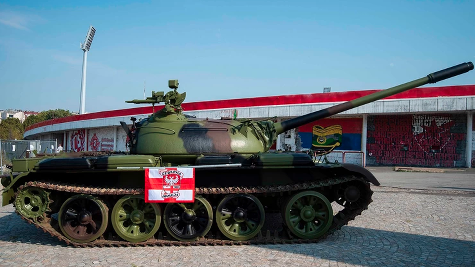 Der Panzer vor dem Marakana-Stadion.