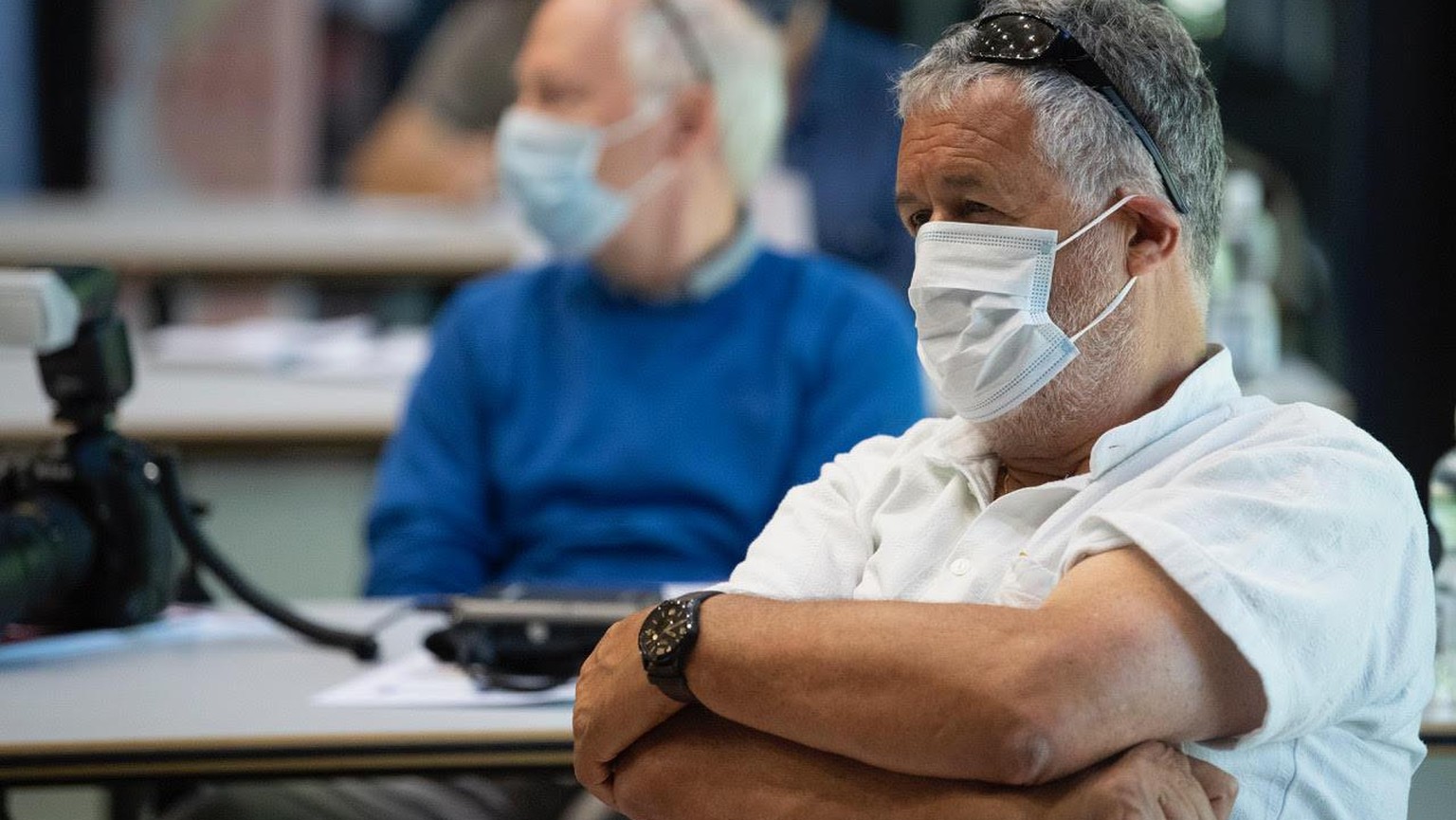 Der Eismeister trägt beim Pressetermin in Magglingen natürlich eine Maske.